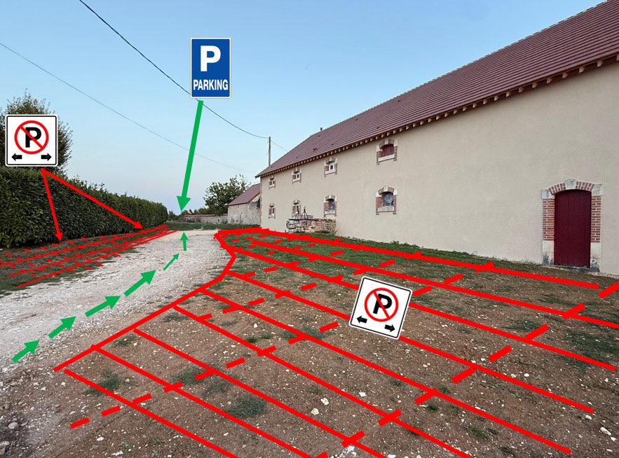 Suivre les flèches vertes jusqu’au parking. Ne pas stationner le long de la haie ni devant le bâtiment, dans les zones hachurées en rouge.