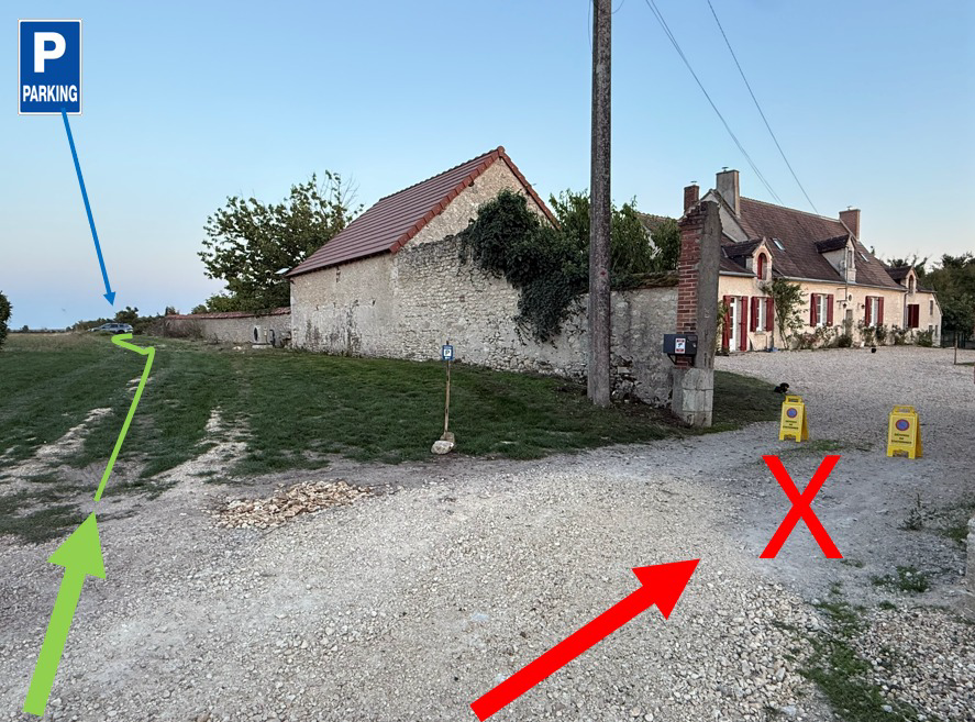 À l’arrivée, suivre le passage à gauche du mur pour rejoindre le parking. L’entrée de la cour est réservée aux chefs d’équipe.